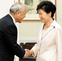朴大統領が舛添都知事と会談、反韓デモに懸念表明
