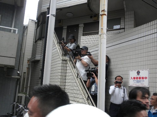 �ޥ����ߤϡ��ǥ�μ��ε��Ĥ��餺�˾���˥ǥ���ͻҤ򻣱Ƥ������¤���ƻ�������Ķ���ƻ�Ф��ꤷ�Ƥ��롣¾�ͤΥޥ󥷥��γ��ʤ򾡼����ˡ���20160605���ȯ�����ܾ����ǥ��軰�ơ�