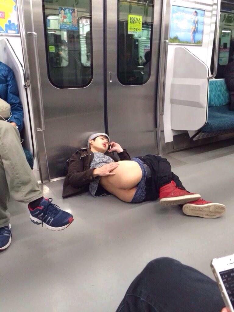 電車内でお尻を丸出しにして電話してる男