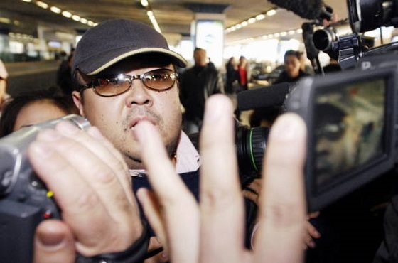 中国・北京空港に到着し、報道陣に囲まれる金正男氏とみられる男性。記者団の質問には答えなかったが、父親の金正日氏の誕生日（２月１６日）行事に参加しようとしたとみられる［代表撮影］（2007年02月11日） 【時
