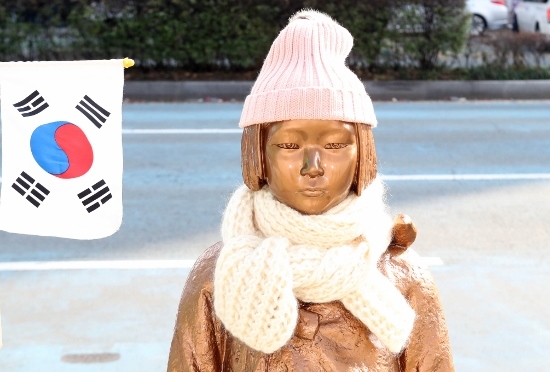 韓国・釜山の日本国総領事館前に設置された少女像（写真：YONHAP NEWS アフロ）