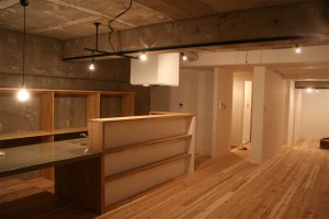 リビングからキッチンを見る。