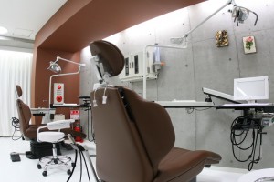 レトロだけど明るい雰囲気の診療室