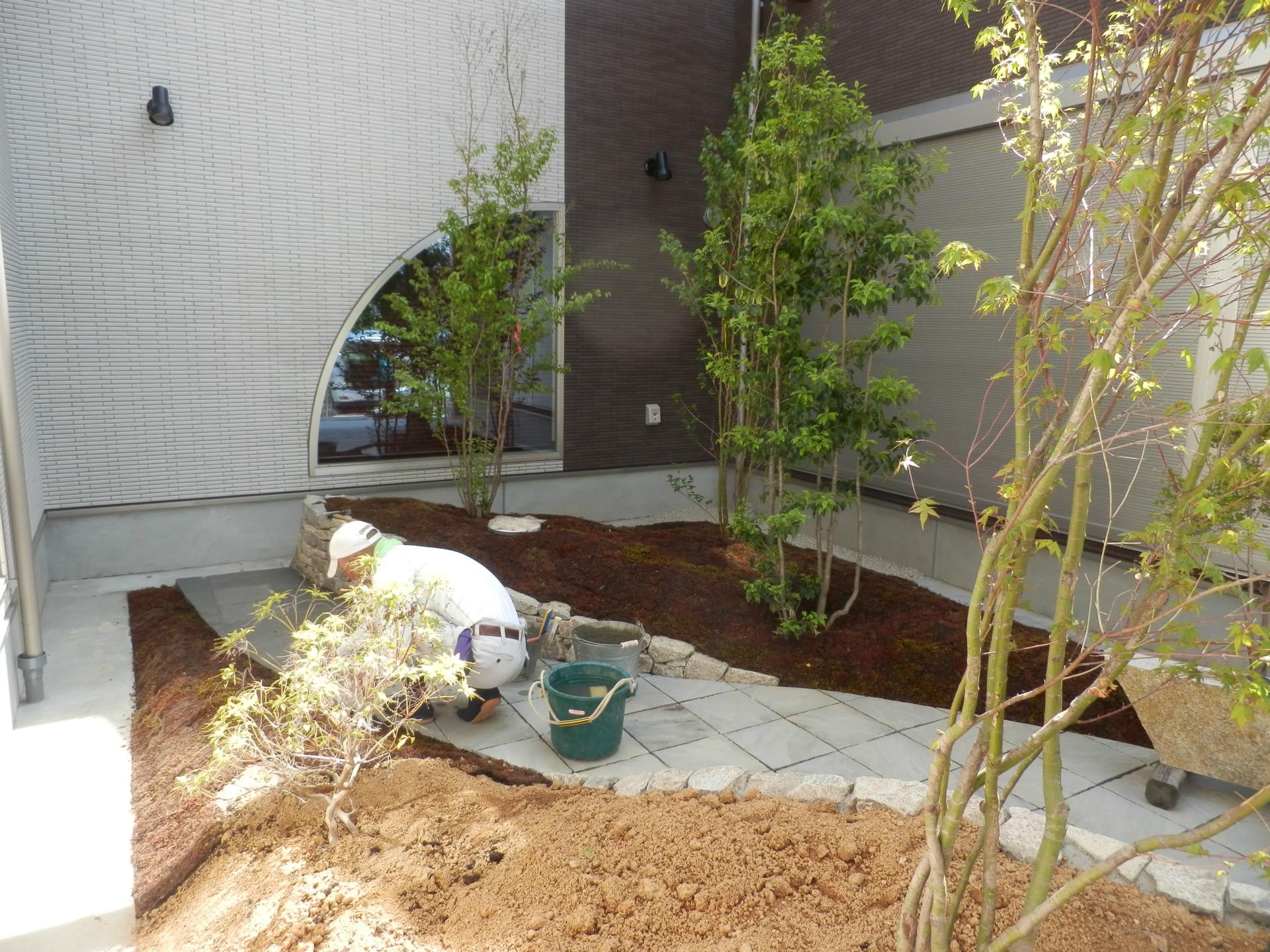 住まいづくり 庭園 外構 の工事で回廊との関係性のデザインがある中庭部分も 奈良県発 地元の建築家が感じる設計事務所の日常と家づくり日記
