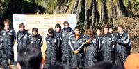 ファン感謝デーであいさつする大榎監督（奥右端）と清水イレブン
