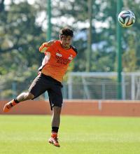 ヘディングシュートを放つＭＦ竹内