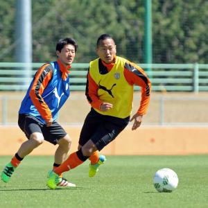 パス回しで軽快な動きを見せる清水ＦＷ鄭（右）。左はＭＦ六平