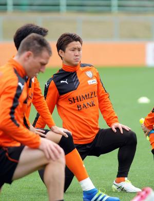 引き締まった表情でストレッチする清水ＦＷ大前