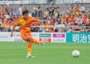 前半２７分、右足で先制点を決める清水ＭＦ白崎