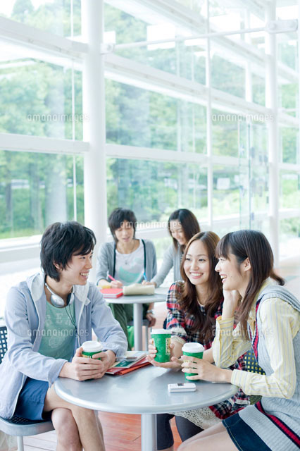 カフェで楽しそうにする大学生 に対する画像結果