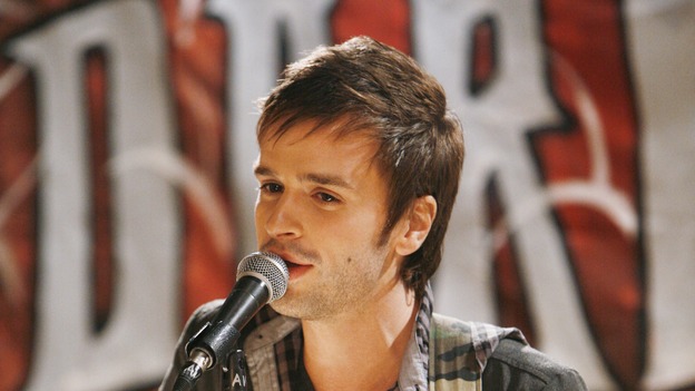 UGLY BETTY - "Crush'd" - Betty works overtime to get the attention of her cute neighbor, struggling musician Jesse (guest star Val Emmich). Meanwhile, Betty's life gets even more complicated when a maxed out and suddenly homeless Amanda becomes her temporary roommate. And in other Mode developments, Marc vacillates when Cliff (guest star David Blue) wants them to move in together, on "Ugly Betty," THURSDAY, NOVEMBER 6 (8:00-9:00 p.m., ET) on the ABC Television Network. (ABC/PATRICK HARBRON)VAL EMMICH