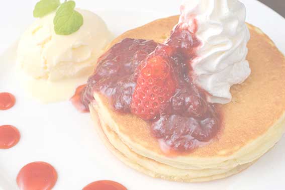 コレステロールを多く含むクリームたっぷりパンケーキ