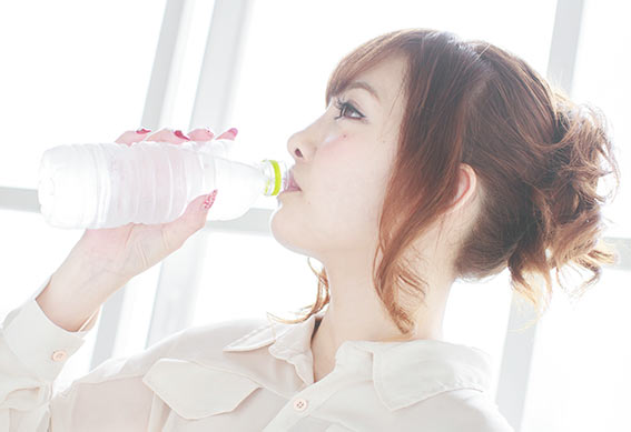 清涼飲料水を飲みまくる女性