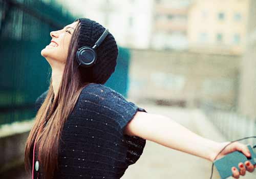 音楽を聴いてノロノリな女性