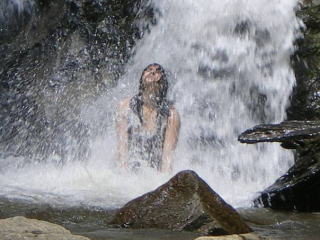 滝で水遊び
