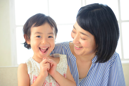 親子が笑っている