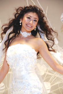 撮影でも、幸せそうな表情を魅せた山田優