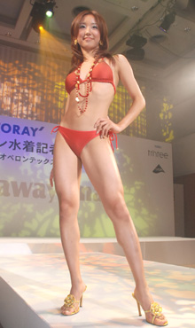 来年の流行色である“赤”の水着で登場した澤山璃奈