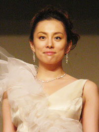 キワどいセクシーな衣装で登場した米倉涼子