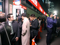 午前0時を列で待つ人々はおよそ50人