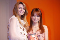 記者会見に登場した蛯原友里（右）とミーシャ・バートン（左）