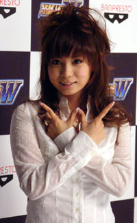 『スーパーロボット大戦W』にちなんでWサインのポーズをとる中川翔子