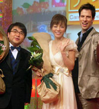 (左より)NHK松本和也アナ、釈由美子、お笑いコンビ『パックンマックン』のパトリック・ハーラン