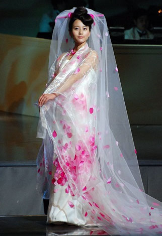 ウェディングドレス姿を披露する堀北真希　