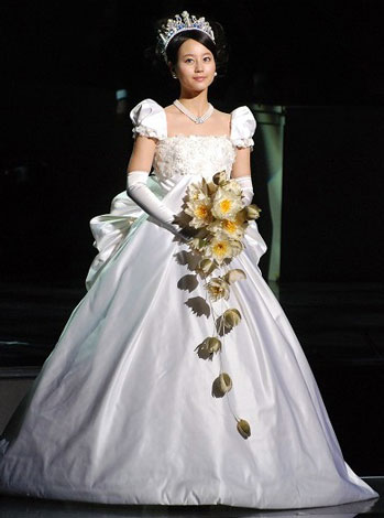 ウェディングドレス姿を披露する堀北真希　