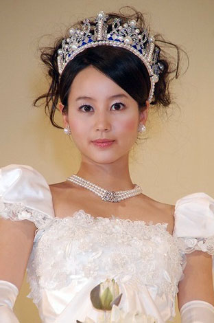 ウェディングドレス姿を披露する堀北真希　