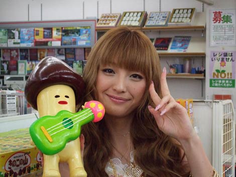 木下優樹菜と「きのこの山」新キャラクター「きの山さん」　