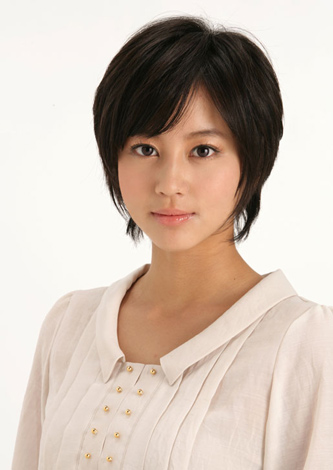 10代限定の文学新人賞『蒼き賞』の審査員を務めた堀北真希　
