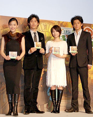DSソフト「レイトン教授と最後の時間旅行」発売記念完成披露会に出席した（左から）木村佳乃、大泉洋、堀北真希、小栗旬　