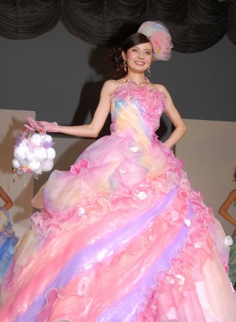 虹をイメージしてデザインされたウェディングドレス　