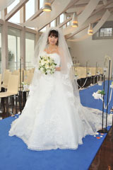 華麗なウェディングドレスの全身ショット　