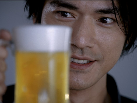 “シズル感”が印象的な金城武出演の『冷製SAPPORO』新CM　　