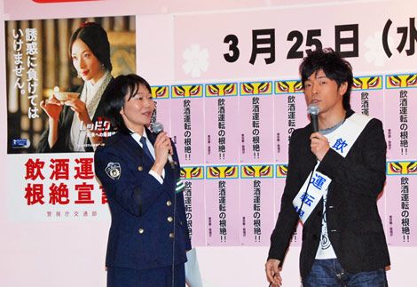 背後のポスターのタイムリーな標語に陣内も驚いた　