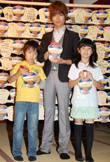 子供たちと杉浦（C）ORICON DD inc.　