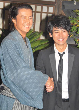 現NHK大河ドラマ『天地人』の妻夫木聡（右）から、次期『龍馬伝』の福山雅治（左）へ主役のバトンタッチ会見が行われた　（C）ORICON DD inc.　