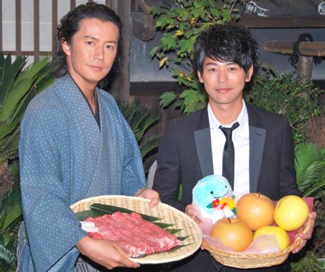 現NHK大河ドラマ『天地人』の妻夫木聡（右）から、次期『龍馬伝』の福山雅治（左）へ主役のバトンタッチ会見が行われた　（C）ORICON DD inc.　