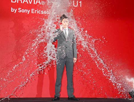 携帯電話『BRAVIA Phone U1』のCM発表会見で、防水機能を搭載した同商品にちなみ“全身びしょ濡れ”になるパフォーマンスを見せた小栗旬　（C）ORICON DD inc.　