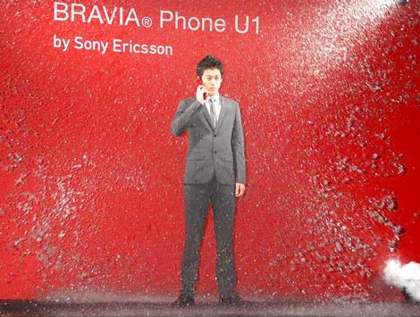 携帯電話『BRAVIA Phone U1』のCM発表会見で、防水機能を搭載した同商品にちなみ“全身びしょ濡れ”になるパフォーマンスを見せた小栗旬　（C）ORICON DD inc.　