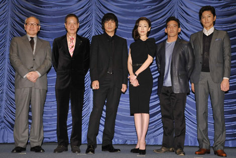 左から佐々木譲氏、角川春樹監督、大森南朋、松雪泰子、野村祐人、伊藤明賢　