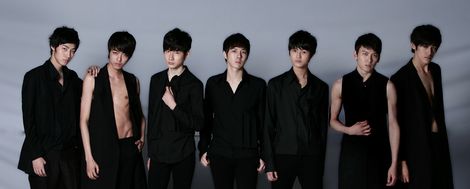 「jade」メンバーのキム・スンファン、ユ・ドンホ、オ・セヒョン、チェ・ヨンウォン、チョン・ヨンウク、ソン・ユチャン、パク・ジェウォン（※写真左から）　