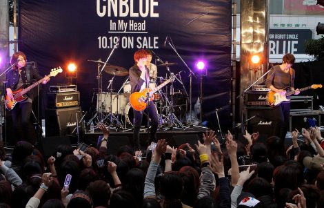 新宿でフリーライブを行ったCNBLUE