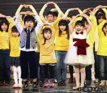 東北の子どもたちと一緒に「マル・マル・モリ・モリ ！ 」を歌う鈴木福と芦田愛菜 