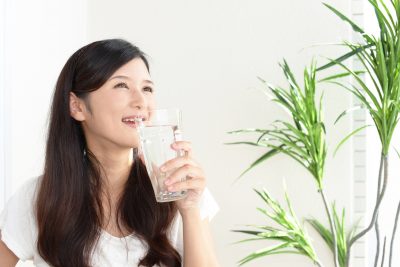 水を飲む女性