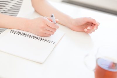 食べたものをメモする手元