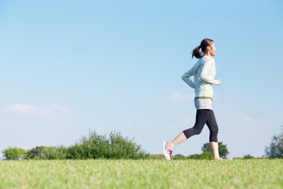 ジョギングをする女性