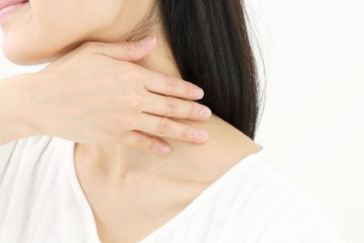 首のリンパマッサージをする女性